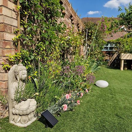 Lotus Pod House Homestay Horsell Zewnętrze zdjęcie